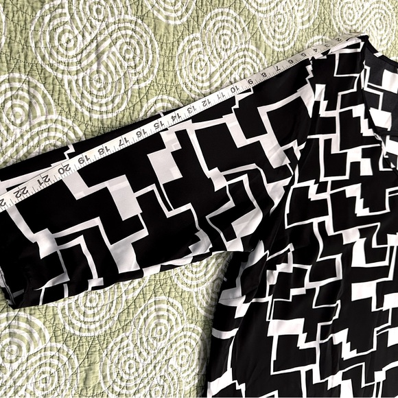 Bloomchic 22-24 Plus, V-neck Blouse Beautiful black w/white, very elegant! - Picture 13 of 13